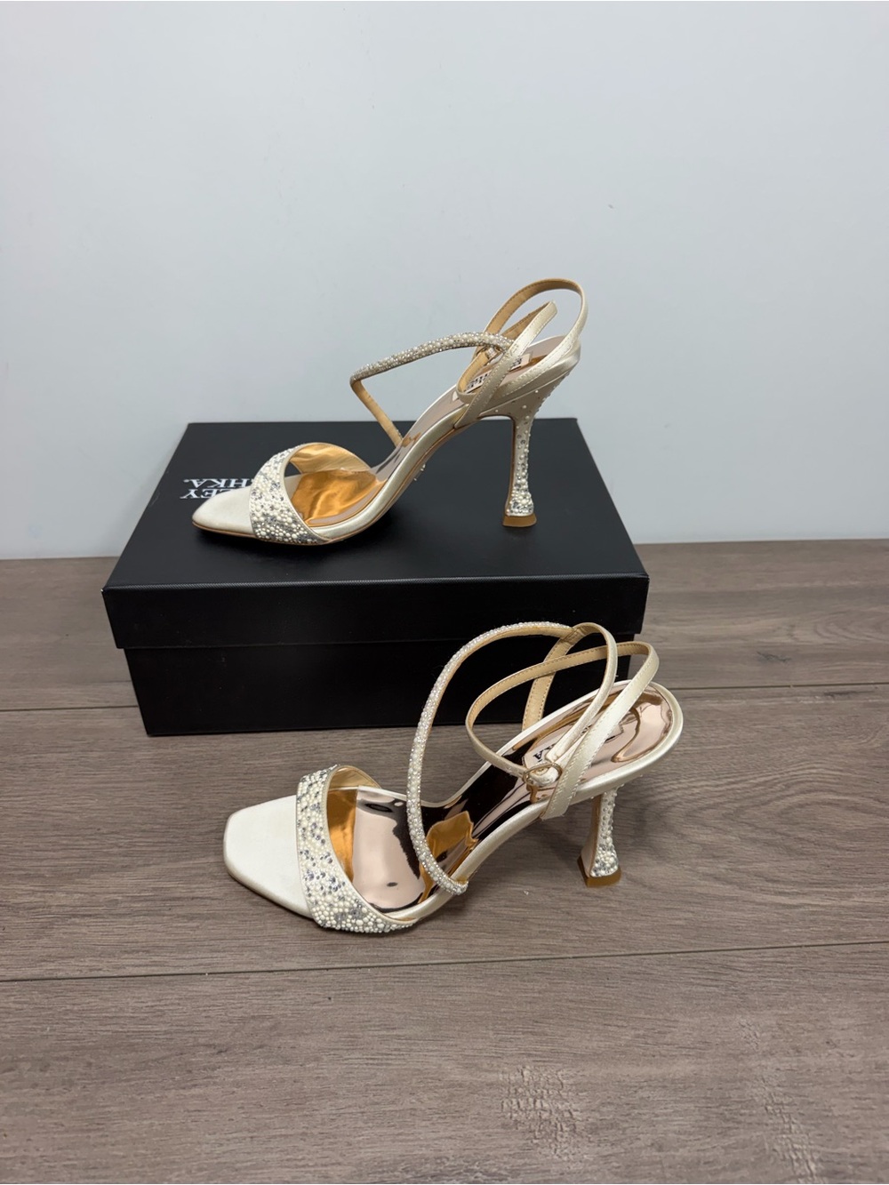 Brand new Badgley Mischka stiletto sandals featuring delicate crysta size 9